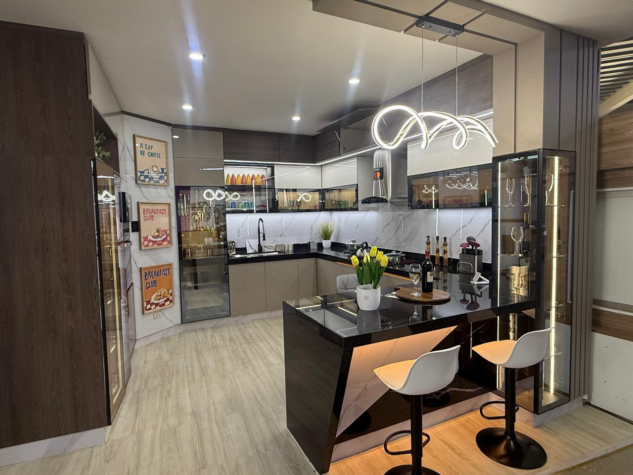 Cocina con isla iluminada