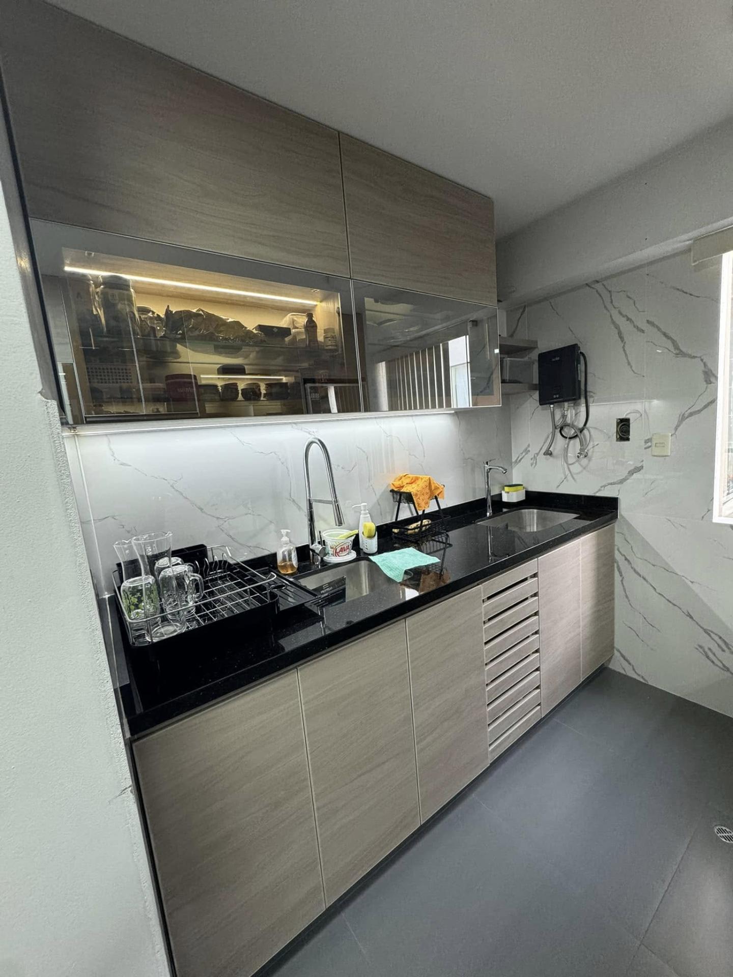 Cocina con alacenas en vidrio